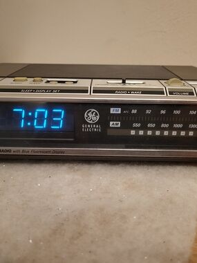Vintage GE General Electric AM/FM Clock Radio – Model 7-4646A – Blue Fluorescent
